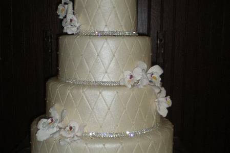 Fancy wedding cake with flowers