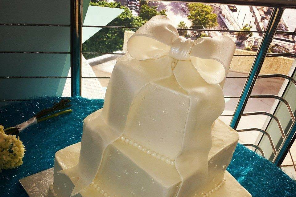 Square wedding cake with bow on top