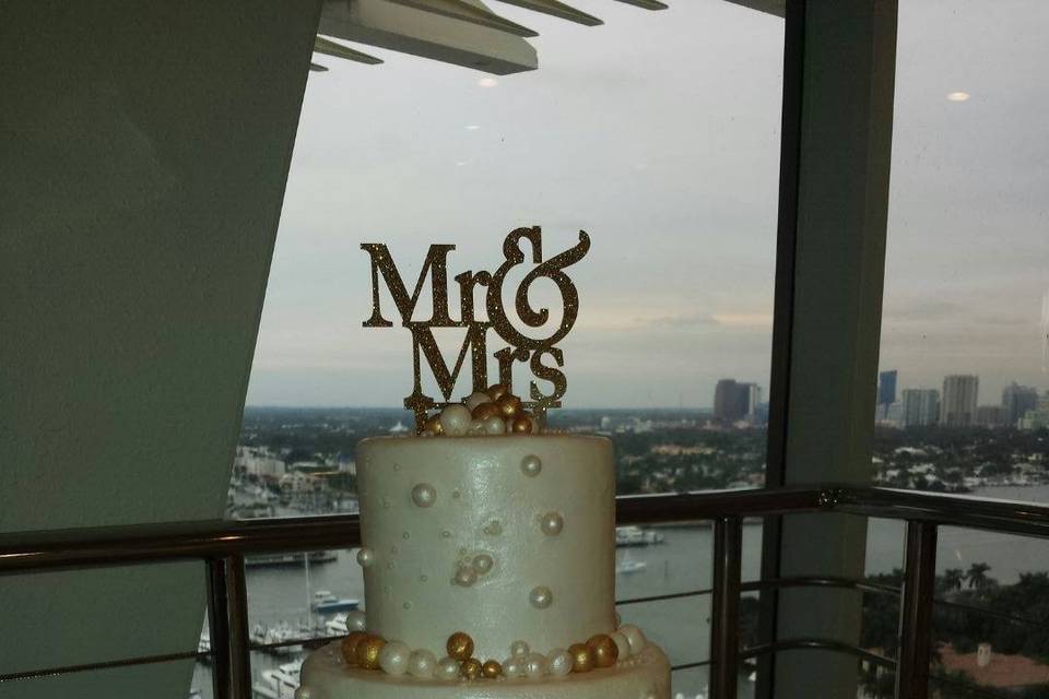 Mr. and Mrs. wedding cake