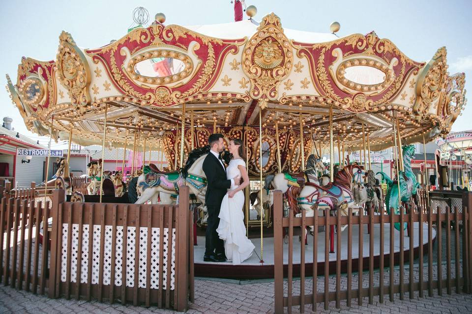 Kissing on the carousel | Sasithon Photography