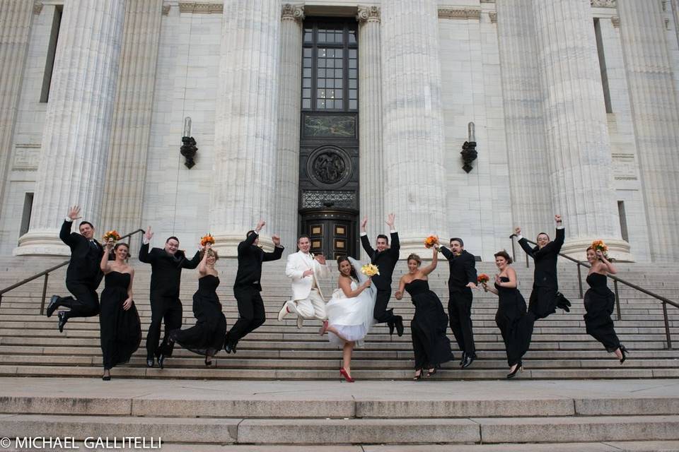 Couple with bridesmaids and groomsmen