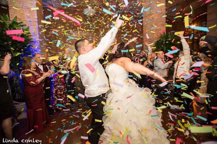 Couple with bridesmaids and groomsmen