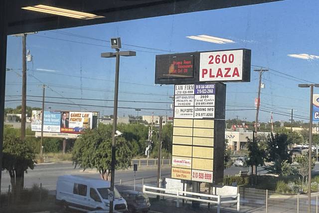2600 Plaza: Building.