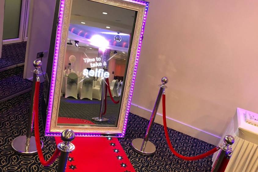 Magic mirror photobooth