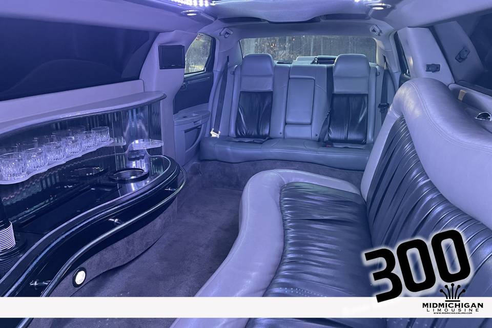300: 8 Passenger Limousine