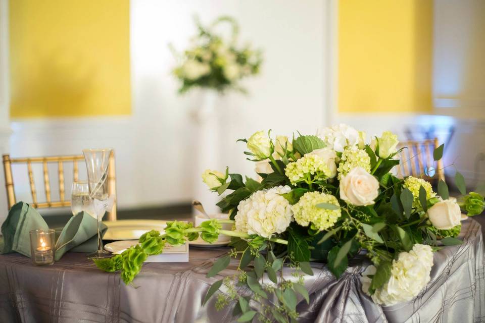 Table flower arrangement