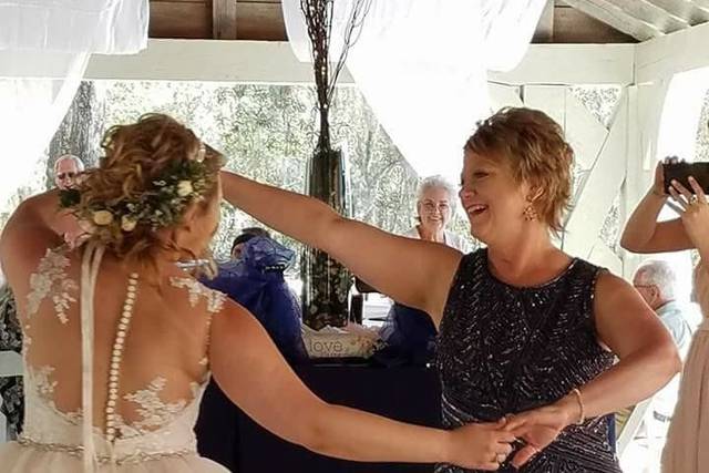 Bride dancing with her mother