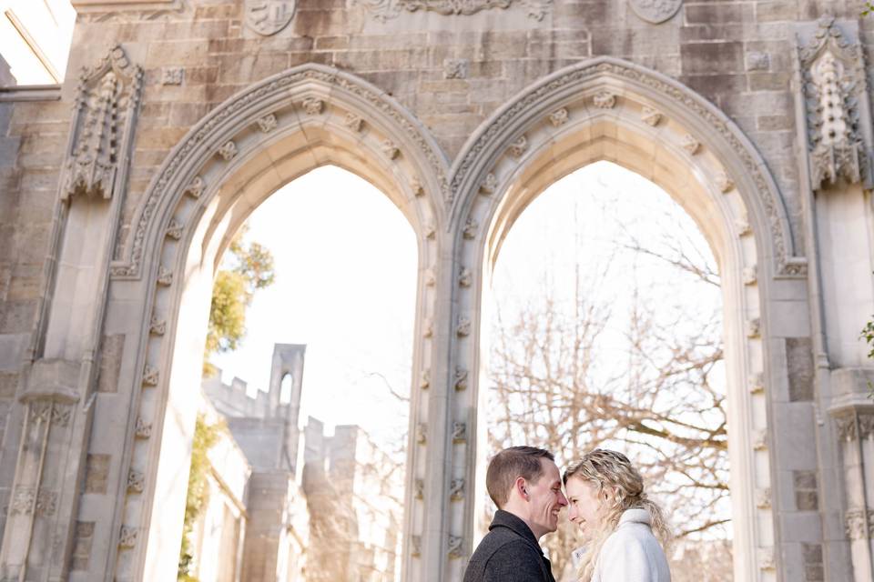 A kiss under the arch