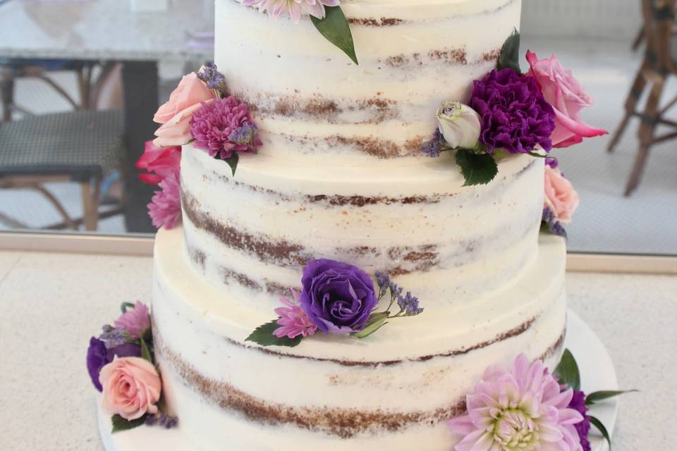 Naked cake purple flowers