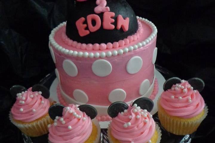 Minnie Mouse Themed Cake And CupCakes