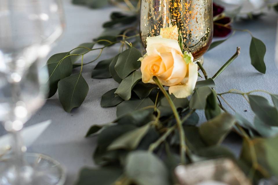 Kings table garland with gold