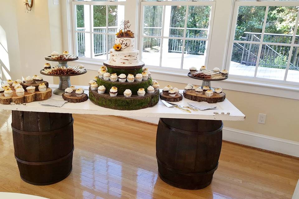 Moss cupcake stand with cake display