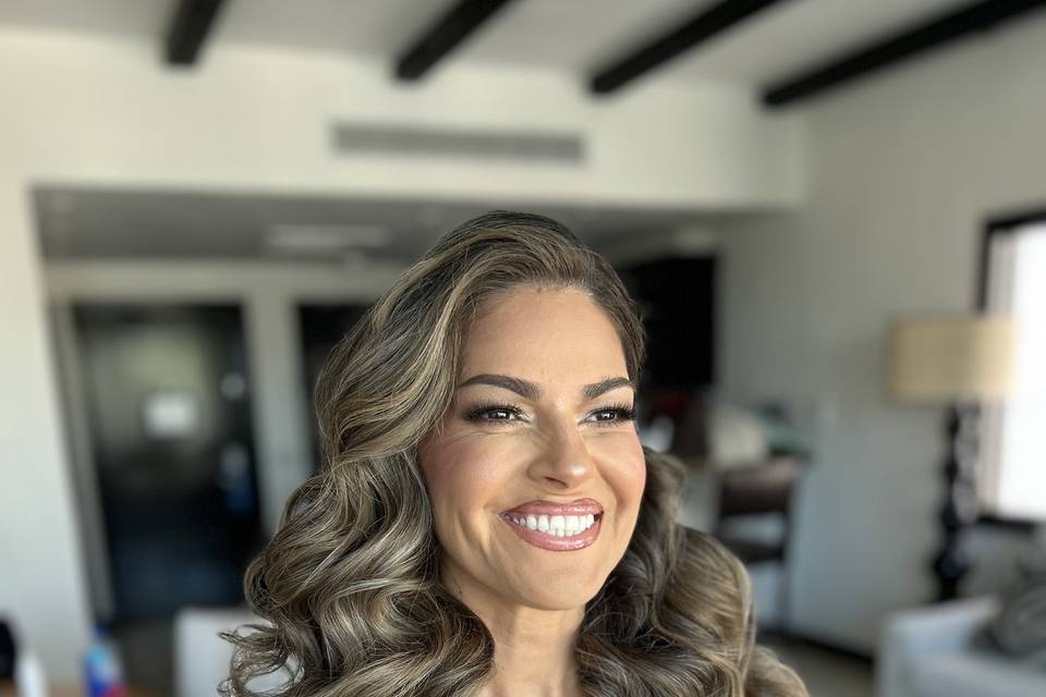 Molly slaaaying a Glam look.