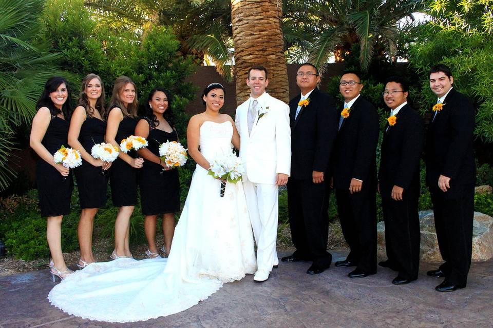 Couple with groomsmen and bridesmaids