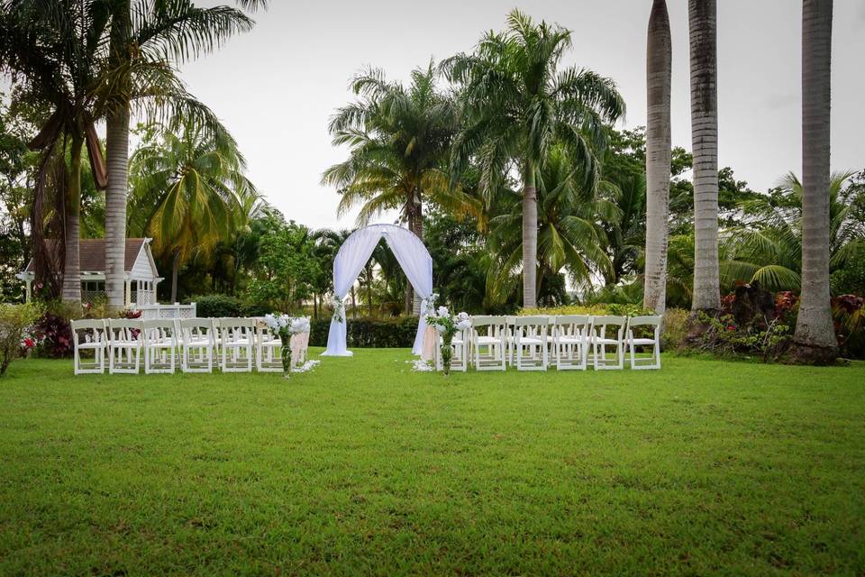A gorgeous outdoor ceremony