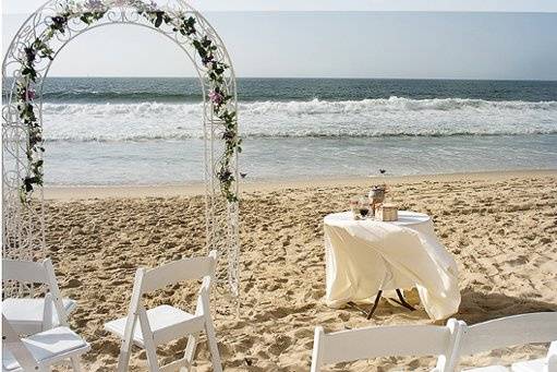 Moment before the guests arrive for the ceremony with only the waves to interrupt the silence.