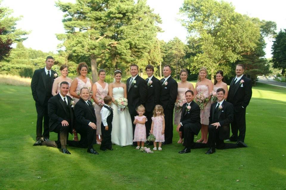 Couple with bridesmaids and groomsmen