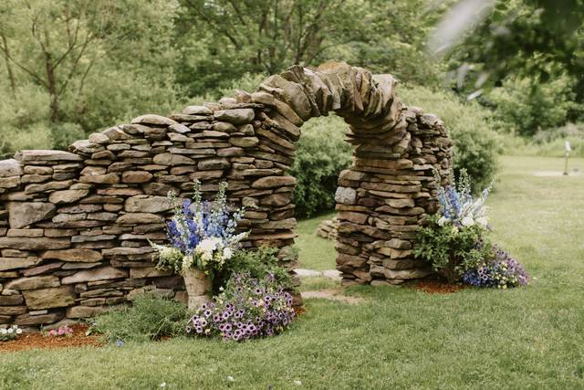 Gravity stone arch