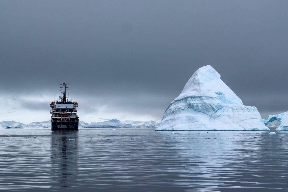 Antarctica Cruise/Iceberg