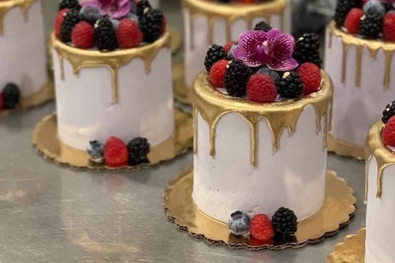 Individual guest cakes