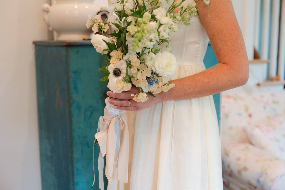 Bride with wild flower bouquet