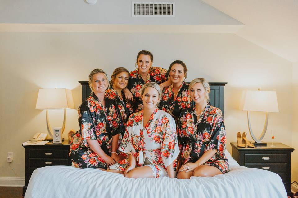 Bride with bridesmaids - Oakwood Resort