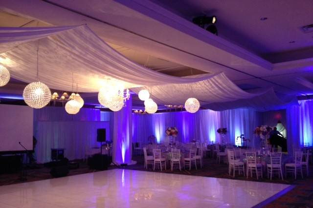 Head table with dessert table at the middle