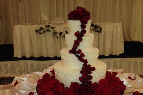 Rose motif wedding cake