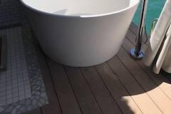 Sandals SC soaking tub