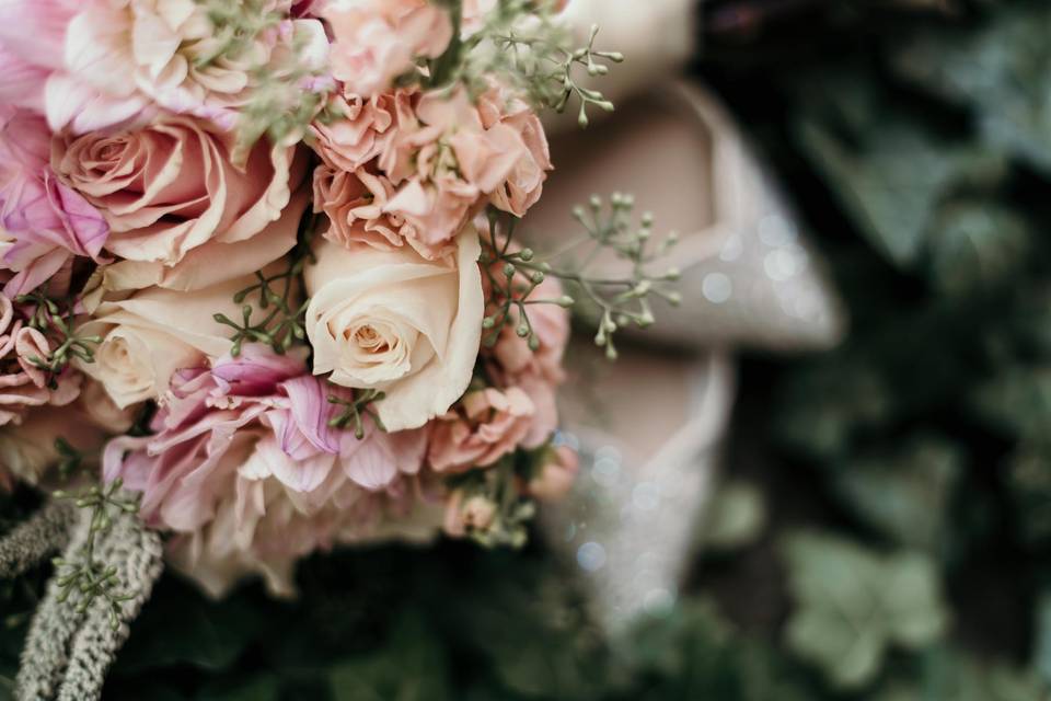 Bouquet and shoes details