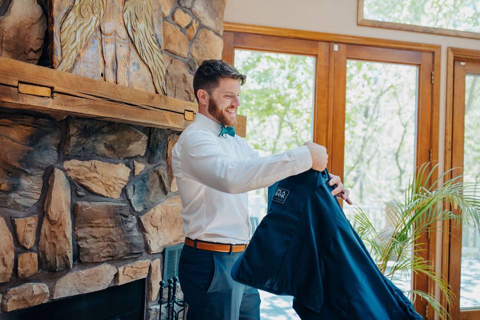 Groom prep at Magnolia Springs