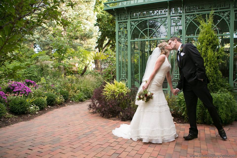 Wedding kisses