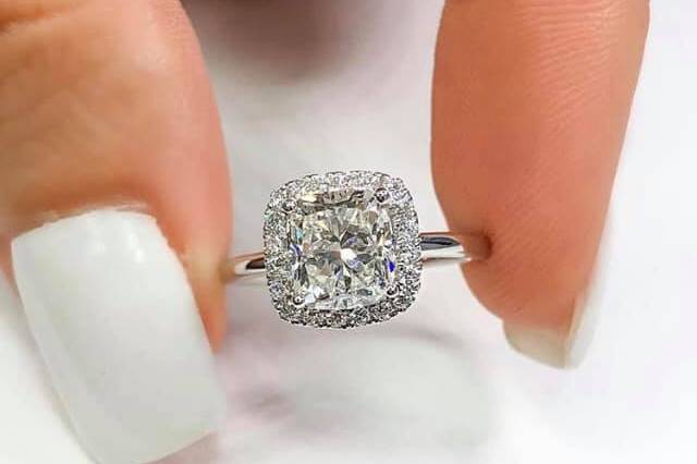 Diamond halo engagement ring