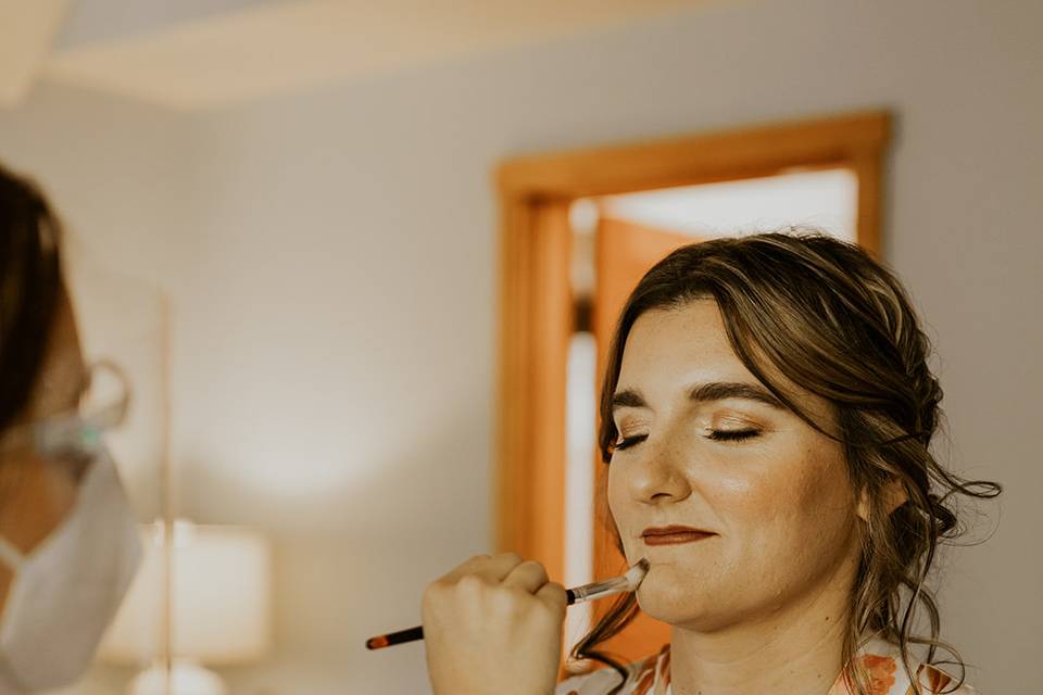 Alyssa finishing makeup