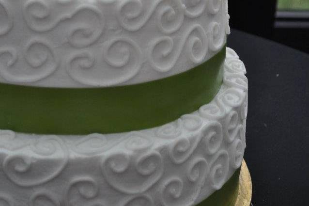 Green ribbons on wedding cake