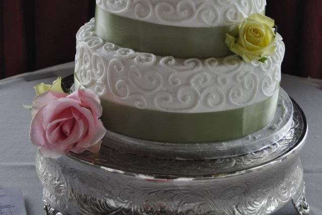 Green ribbons on cake