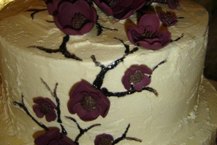 Violet flowers on wedding cake