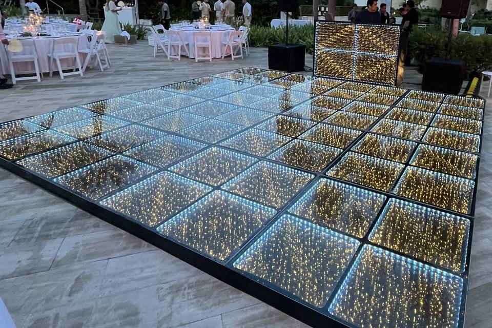 WOODEN DECK DANCFLOOR 16X16'