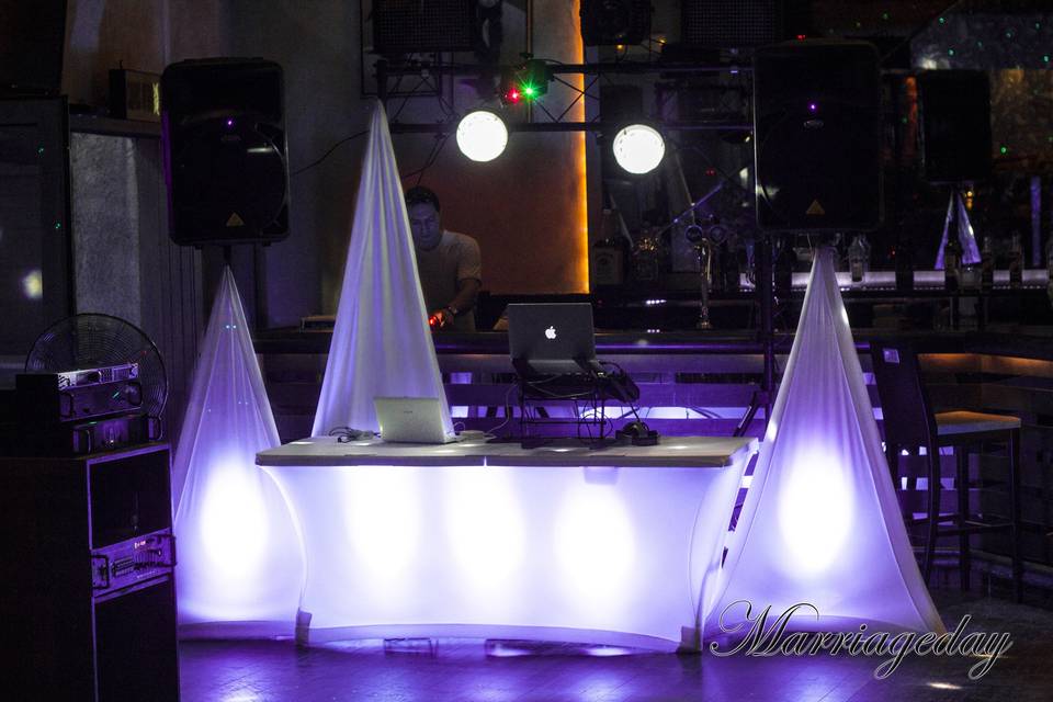 elegant set up by marriageday with scrim king covers