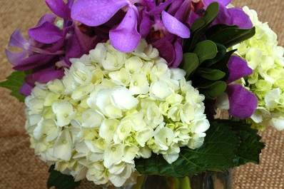 This lovely mini centerpiece was perfect for a garden wedding!