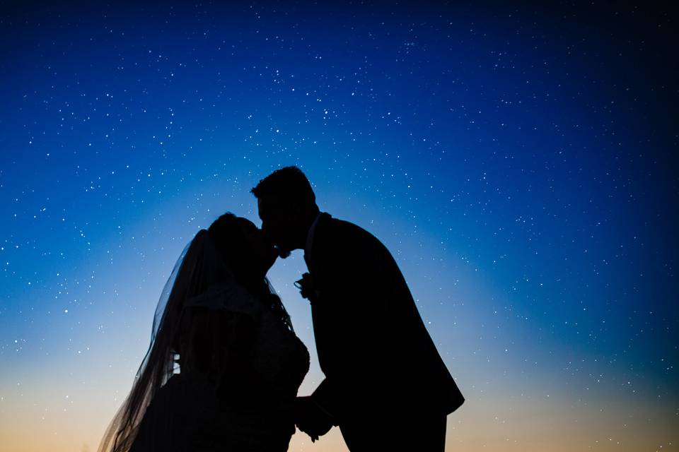 Kiss under the night sky