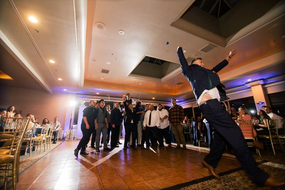 Garter toss