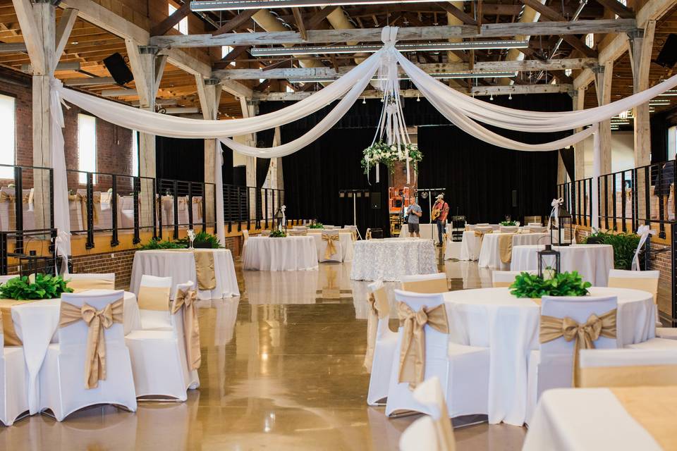 Understated decor for wedding, Photo by NDC Photography