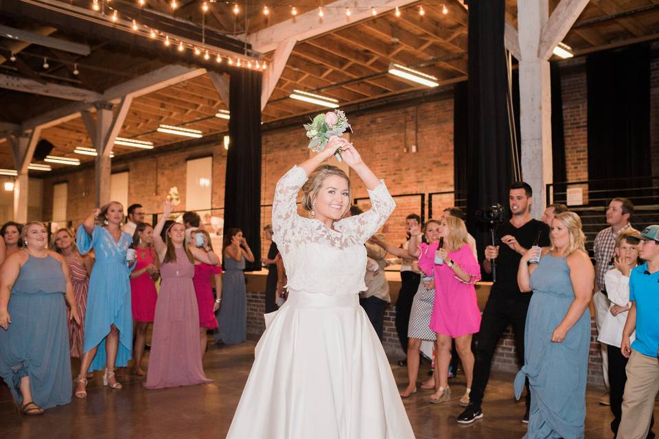 Bouquet toss, Photo by NDC Photography