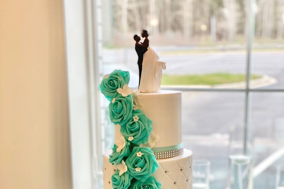 White and tiffany blue cake