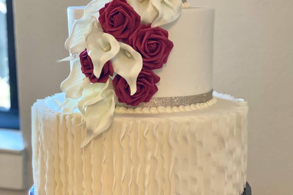 Ruffle rose and calla lily cak