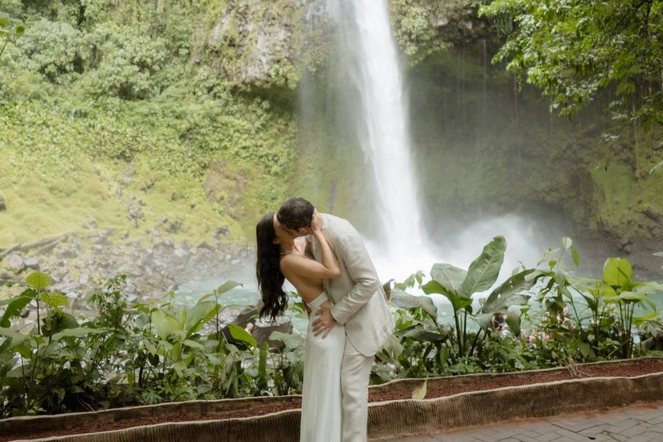 La Fortuna Waterfall couple