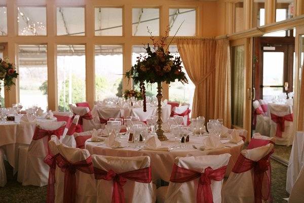 Floor length table cloths with Chivari chairs in gold.