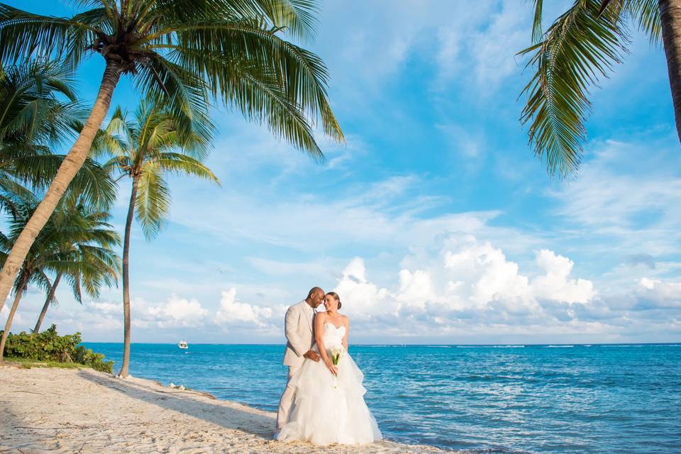 Kissing beneath a palm tree