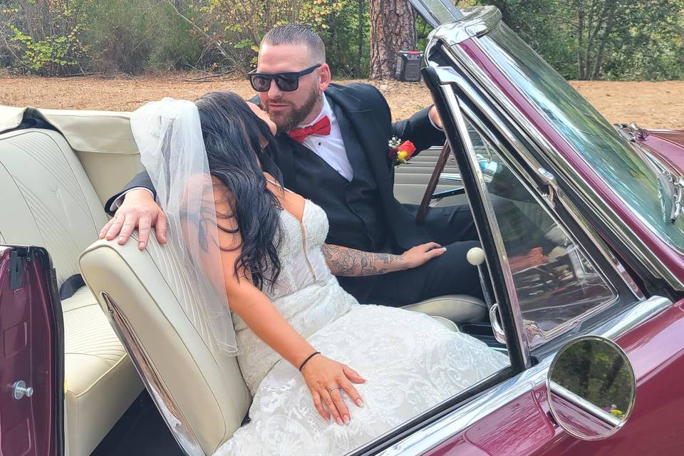 Bride & Groom kisses